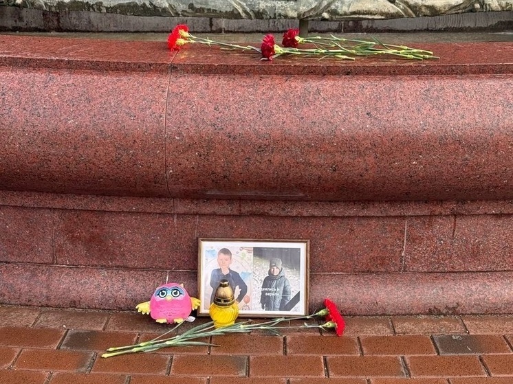Калининградцы устроили стихийный мемориал убитого Данила Трехлебова