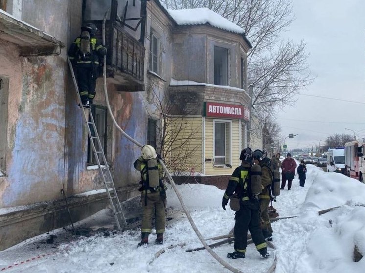 В Барнауле вспыхнул пожар в заброшенном здании на Советской Армии