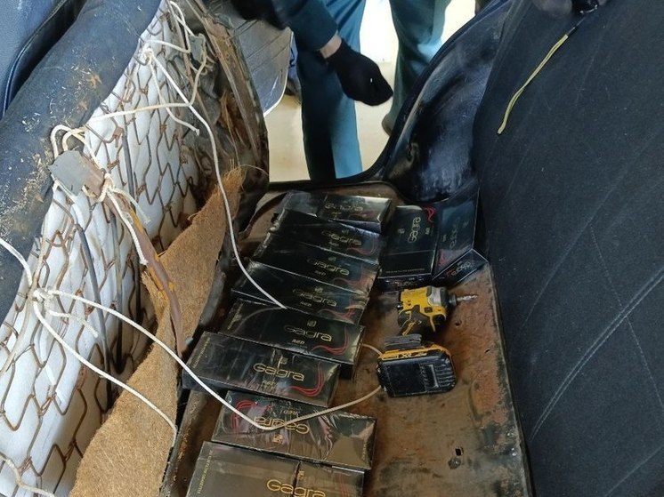 Таможенники Сочи задержали 2 автомобиля с тайниками, в которых были спрятаны сигареты