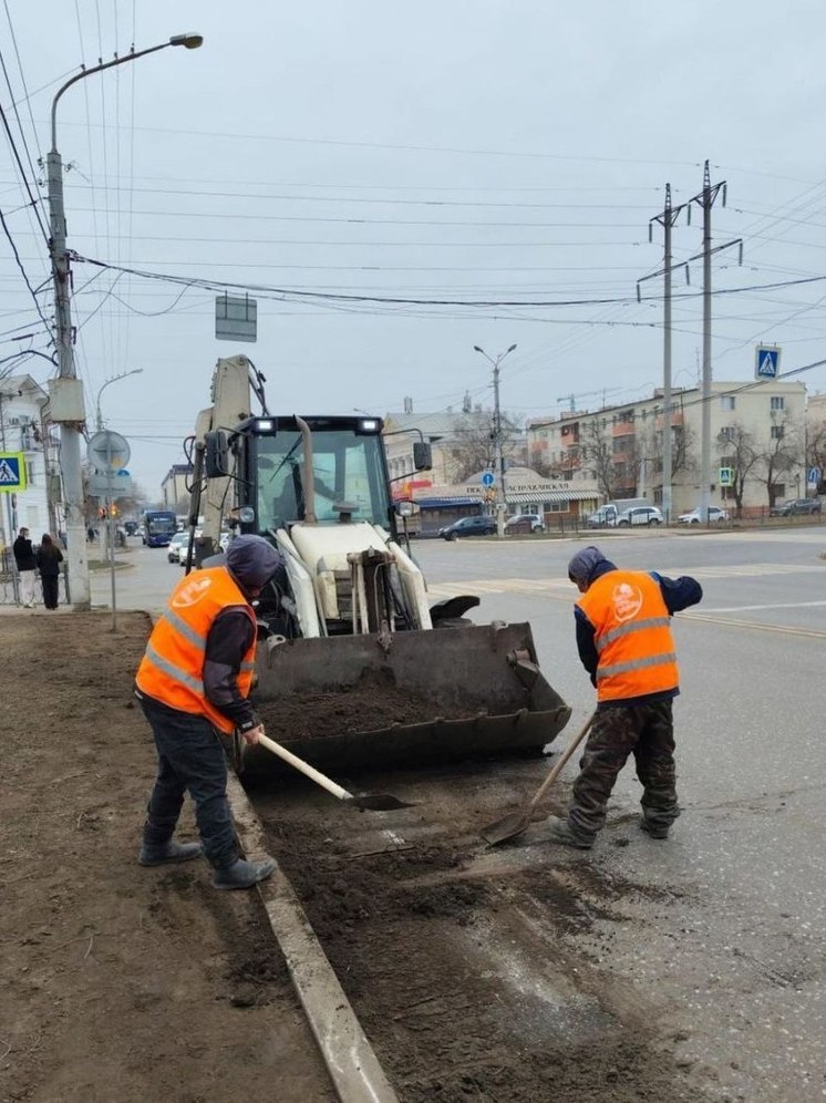 В Астрахани стартовали масштабные работы по выравниванию грунта вдоль дорог