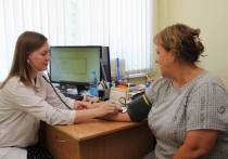 Более сотни медицинских работников ежегодно приезжают работать в небольшие населенные пункты Алтайского края. С 2012 года Министерство здравоохранения Алтайского края реализует программу «Земский доктор» на территории региона, а с 2014 года — «Сельский фельдшер». Сегодня обе программы объединены в одну федеральную — «Земский доктор/Земский фельдшер».