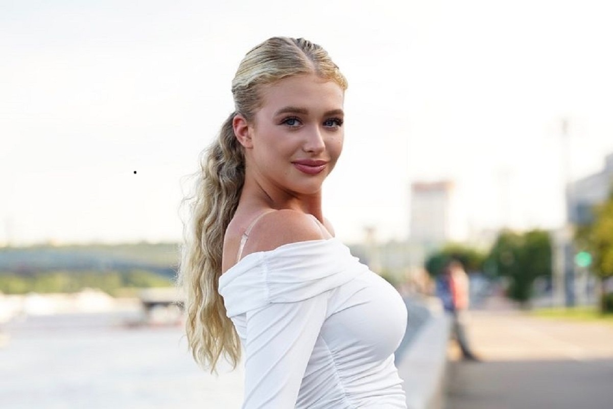 Софья Леонтьева покорила нежной улыбкой на фото с цветком