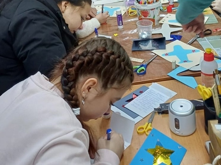 Ребята из детдома в НАО отправили открытки своему воспитателю на СВО