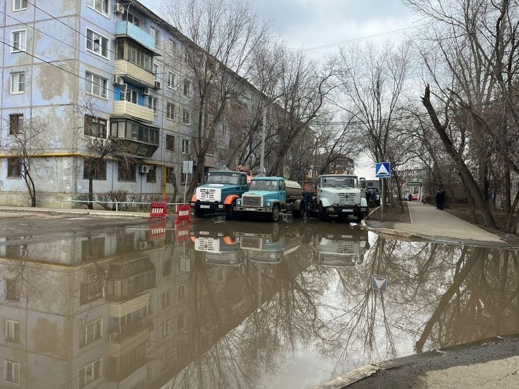 В Астрахани ликвидируют крупную коммунальную аварию