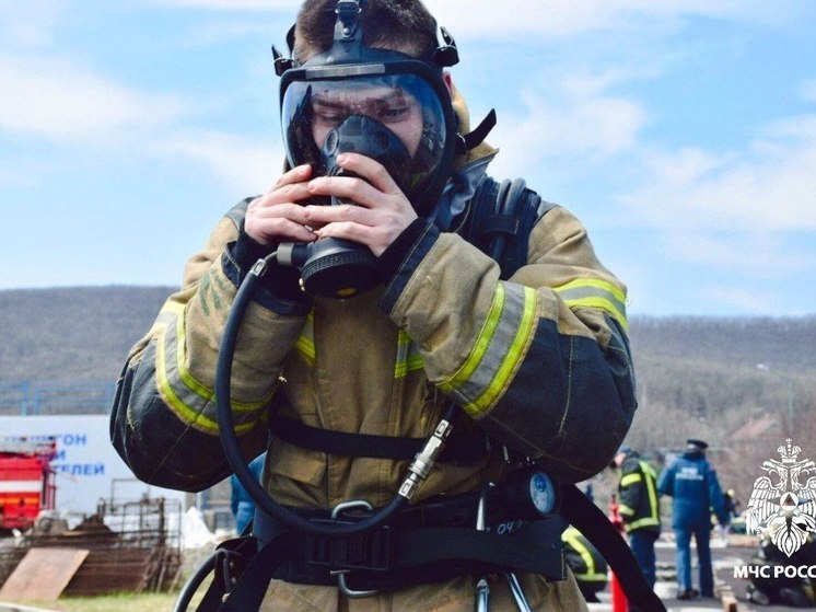 Сразу две семьи остались без крыши над головой в Уссурийске: пожар уничтожил два дома