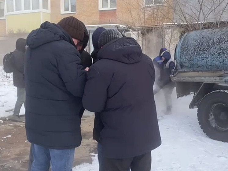 ТГК-14 не могут откачать горячую воду из тепловой камеры во дворе жилого дома в Улан-Удэ