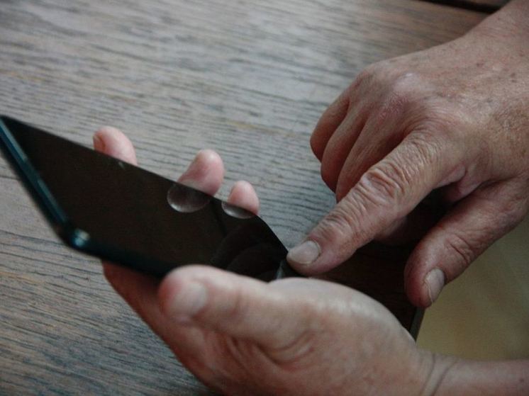 Под психологическим давлением 18-летний абаканец оставил бабушку без 2 700 000 рублей