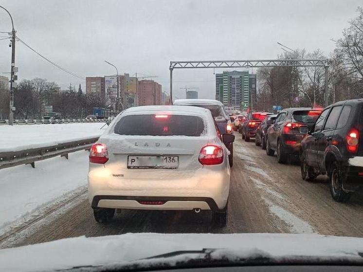 Девятикилометровая пробка образовалась в Воронеже на Московском проспекте