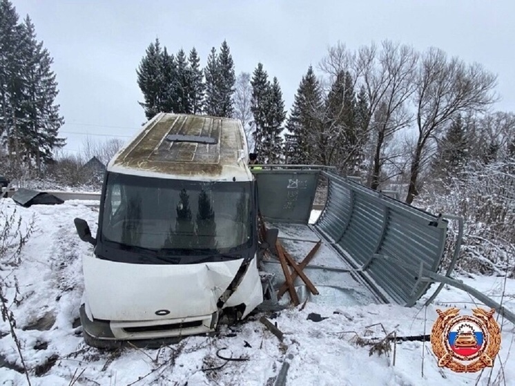 В Тверской области фургон снес автобусную остановку