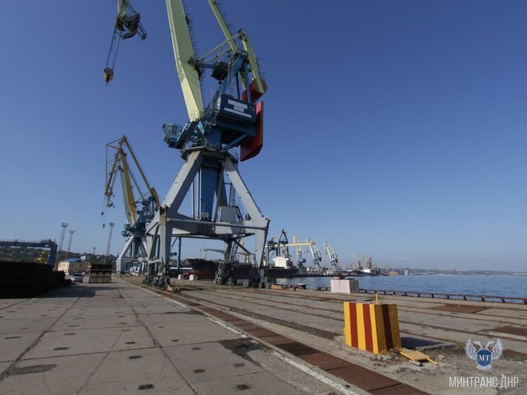 В морском порту Мариуполя трудится свыше 400 человек