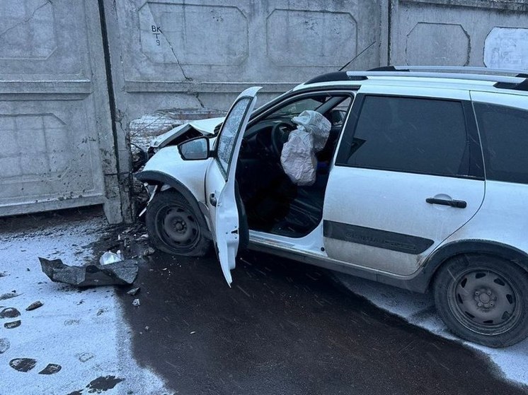 В Воронеже погиб водитель, врезавшись на «Ладе» в бетонный забор