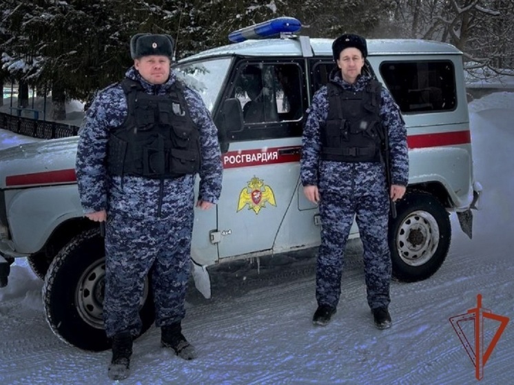 Алтайские росгвардейцы помогли замерзшей пенсионерке найти путь домой