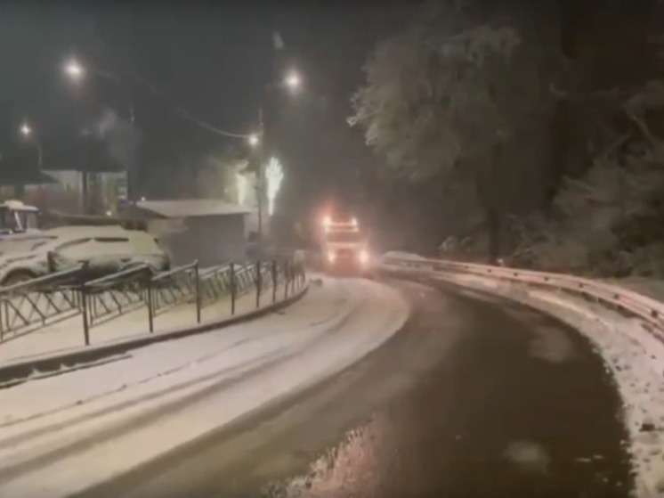 Сочинские дороги в горах продолжают расчищать от мокрого снега