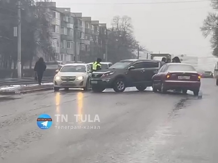 В Туле на Металлургов произошла авария с тремя автомобилями