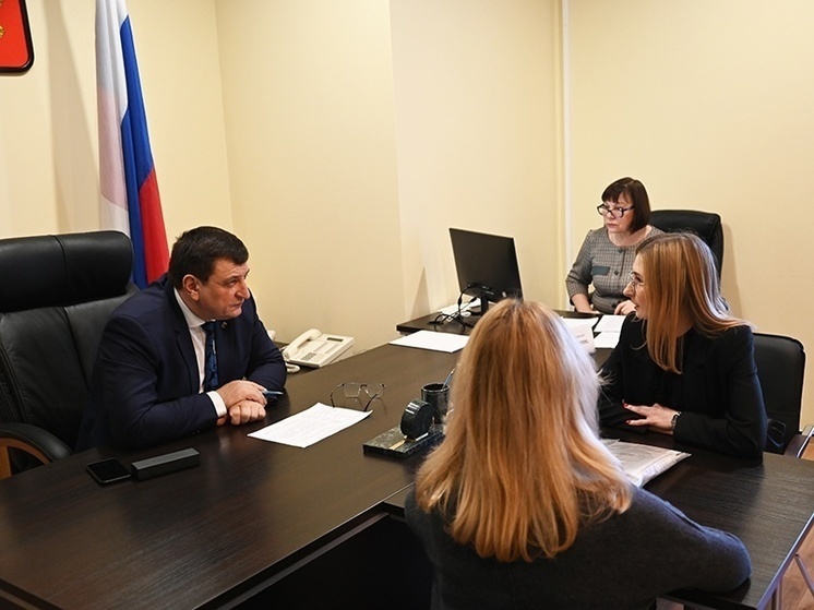 Председатель Смоленской областной Думы Игорь Ляхов провел прием граждан