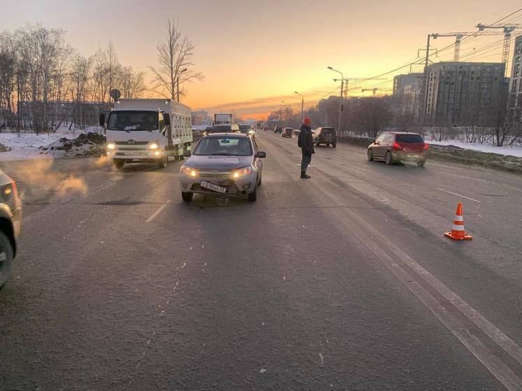В Омске сбили пожилую женщину, перебегавшую дорогу в неположенном месте