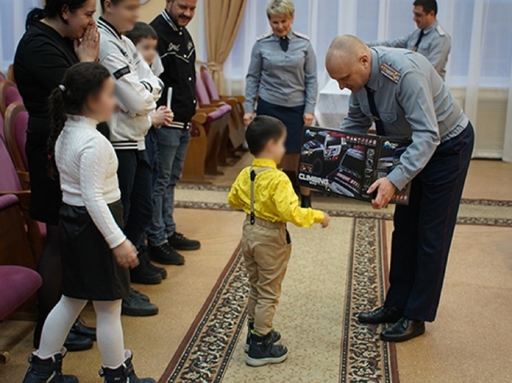 Сотрудники владимирского УФСИН вручили детям подарки