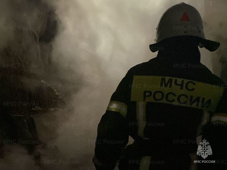 Двенадцать человек тушили дачу в калужском СНТ