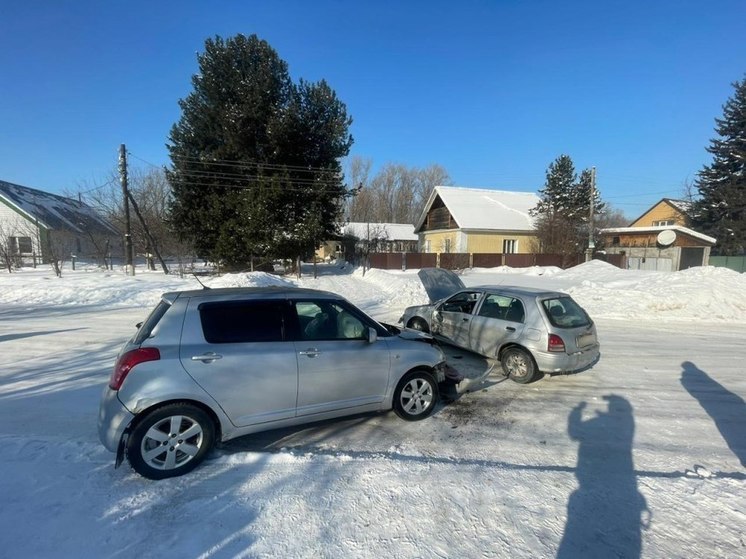 После аварии с выездом на встречку на Алтае госпитализировали молодую девушку