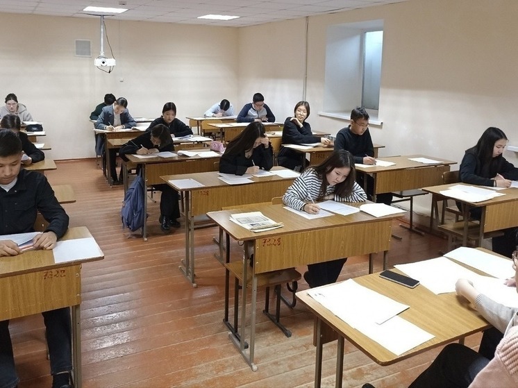 Школьники участвуют в олимпиаде по родному языку