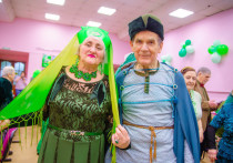 «Сфотографируйте меня тоже, сегодня на мне мое любимое зеленое платье и красный шарфик, который мне очень дорог. А вот эти розочки я связала сама за один вечер», - хвастается своим нарядом хабаровская пенсионерка.