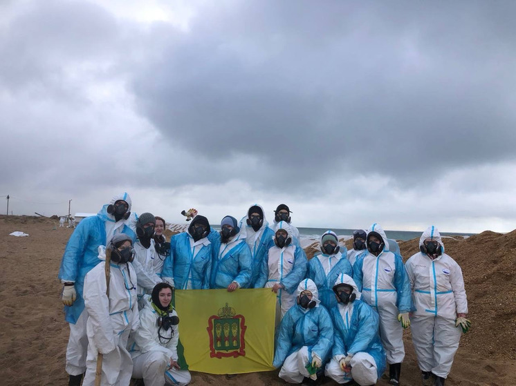 Пензенские волонтеры помогают в ликвидации последствий разлива мазута в Черном море