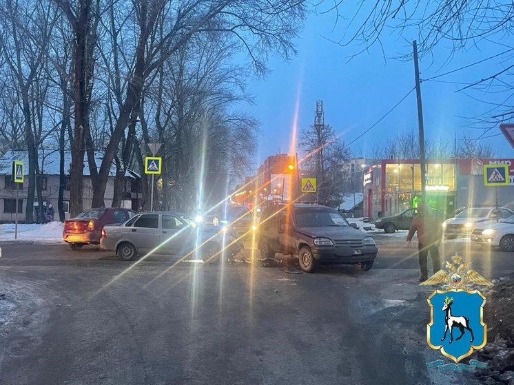 Парень на «Приоре» врезался в «Ниву» в Кировском районе Самары утром 5 февраля