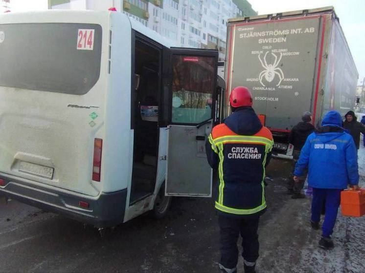 Маршрутка врезалась в КамАЗ: трое пассажиров оказались в больнице