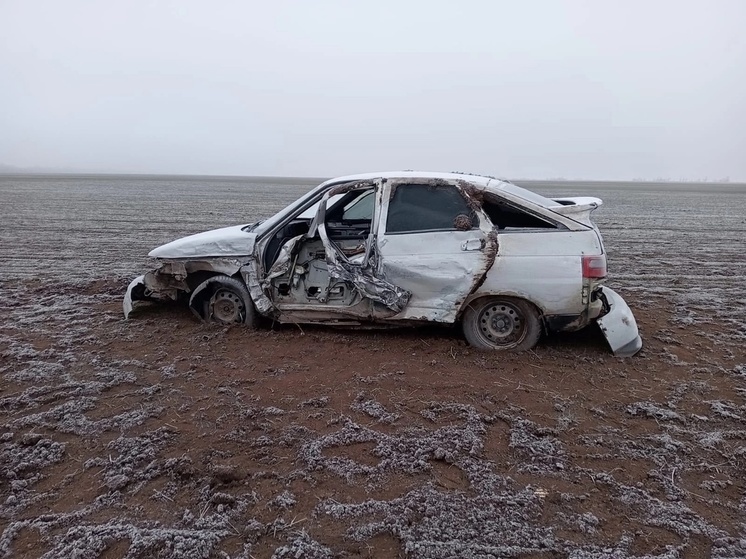  На трассе в Ростовской области на полном ходу столкнулись две легковушки