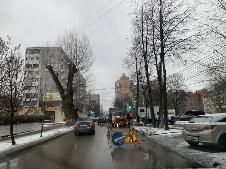 Гейзер в центре Тулы забил из-за порыва трубы АО «Тулагорводоканал»