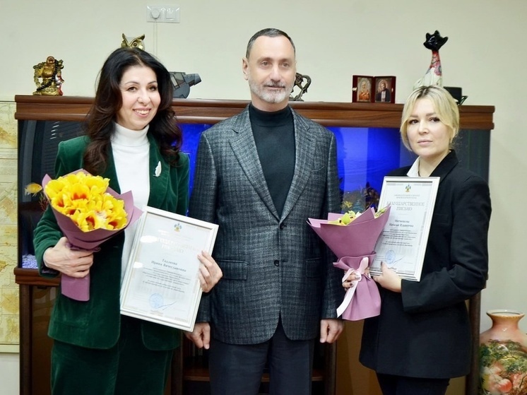 Депутат ЗСК Виктор Тепляков вручил благодарности сочинским преподавателям