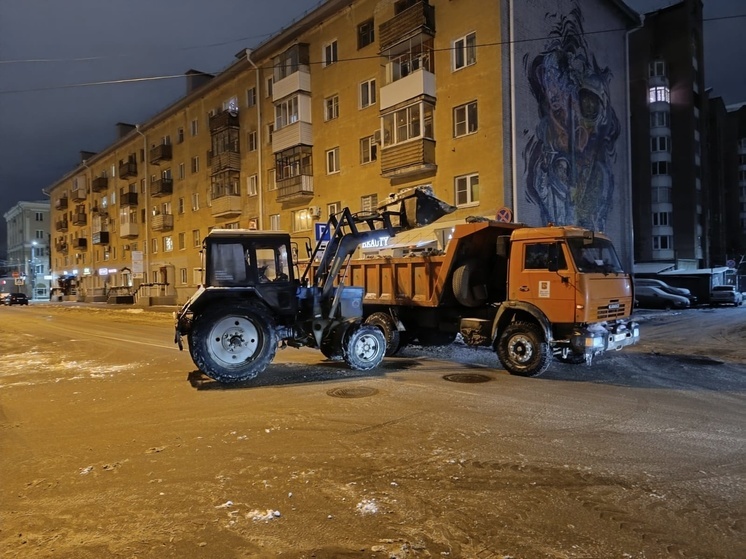 За ночь с улиц Воронежа вывезли более 4,3 тысяч кубометров снега