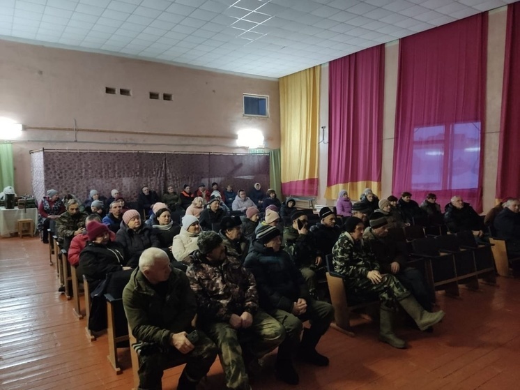 В поселке Илеза состоялось собрание местных жителей с сотрудником администрации