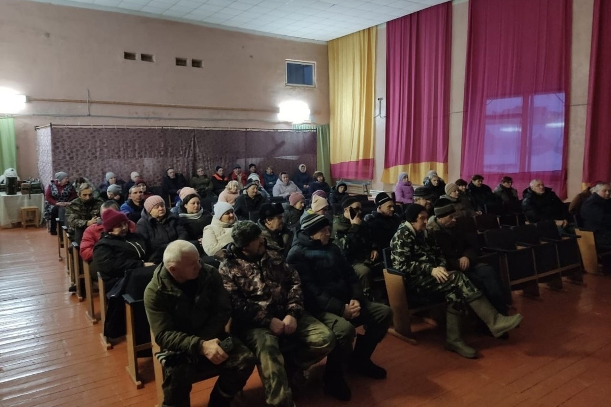 В поселке Илеза состоялось собрание местных жителей с сотрудником администрации