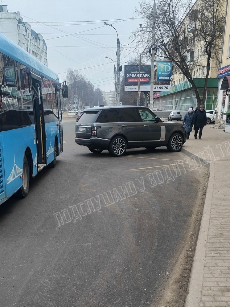 В Твери Range Rover перекрыл подъезд к автобусной остановке