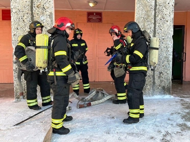 В Кандалакше пожарные учились бороться с огнем