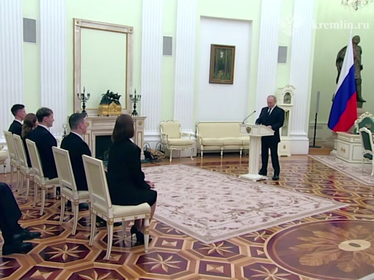 Президента Путина заинтересовали быки-производители на вручении премий молодым учёным: их вес достигает тонны