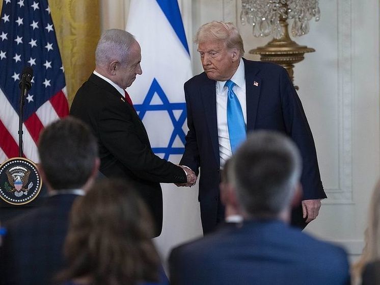 Офис премьер-министра Израиля показал подаренный Трампу золотой пейджер