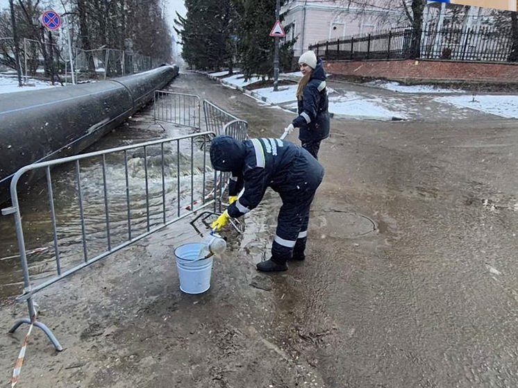 В Тамбове из канализационного колодца произошел сброс сточных вод