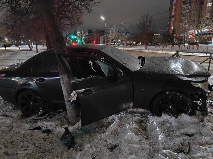 В Орле девушка на BMW врезалась в ограждение и дерево