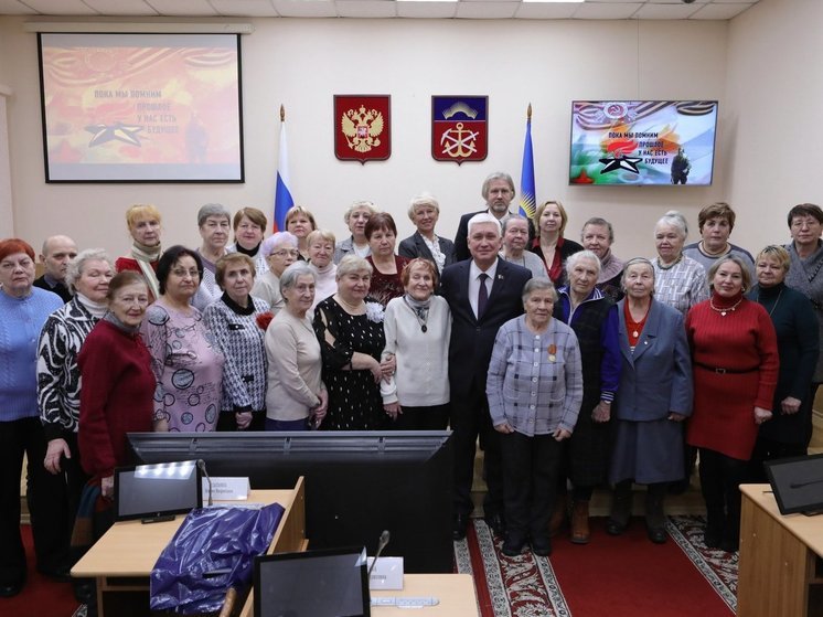 Ветераны Мурманска побывали в гостях у региональных парламентариев