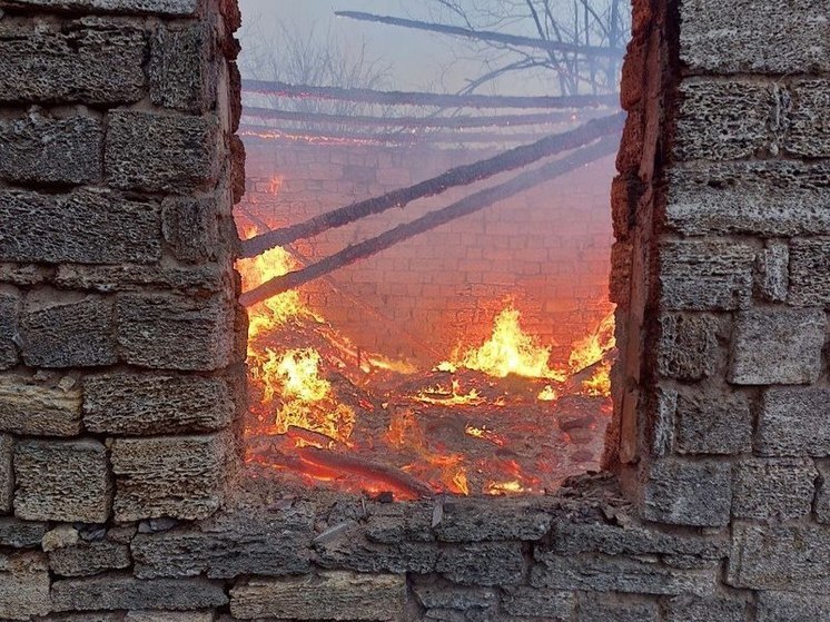 В Каховке после миномётного обстрела ВСУ загорелся дом