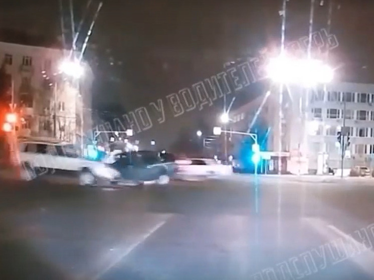Опубликовали видео жесткого ДТП в Твери на площади Капошвара