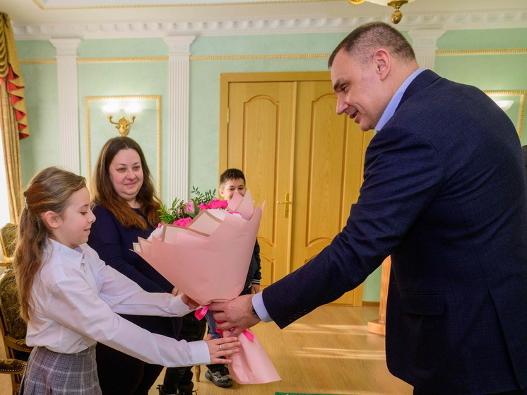 Глава Марий Эл передал юной спортсменке подарок Президента России