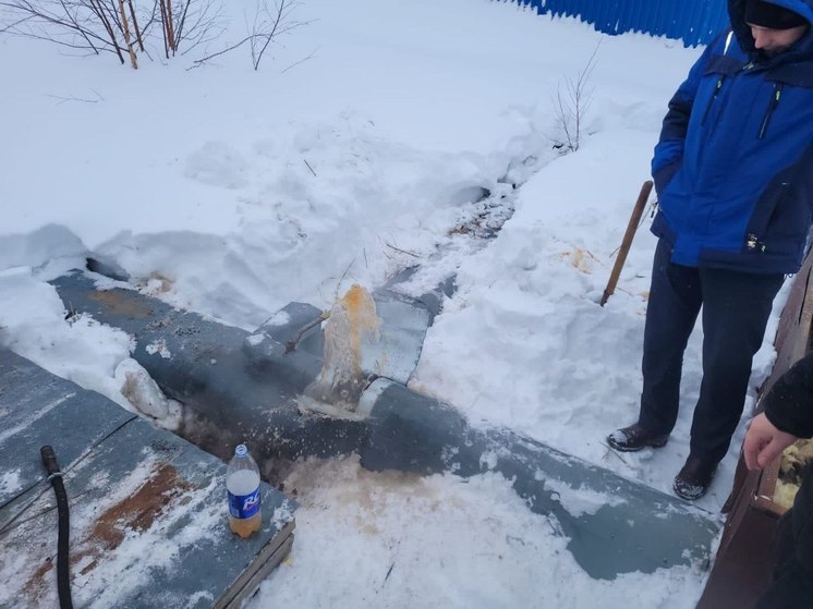 Жители Тарко-Сале жаловались на грязную воду, коммунальщики трое суток точечно устраняли проблемы и искали главный источник загрязнения