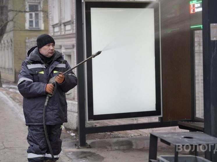 Остановки общественного транспорта в Вологде начали мыть к весне