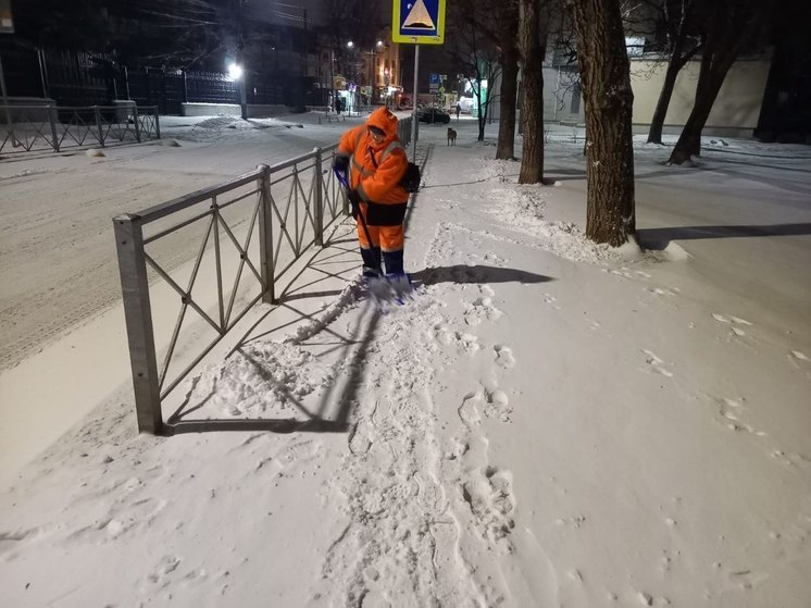 Более 400 дворников в Симферополе расчищают тротуары и остановки от снега
