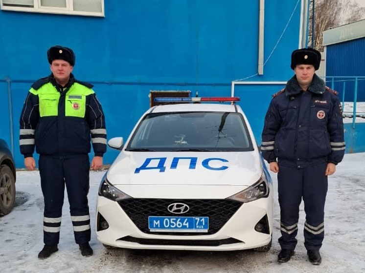 В Туле сотрудники ДПС спасли замерзавшую в остановке беременную женщину