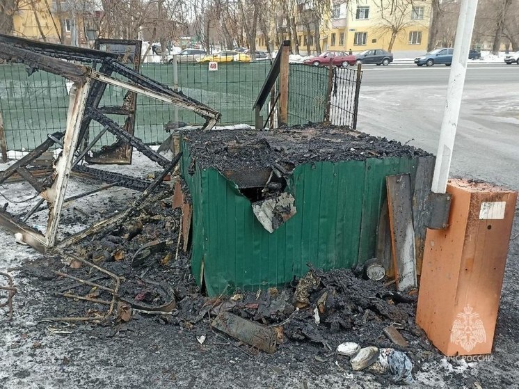 В Челябинске на автостоянке дотла сгорела будка охранника, есть пострадавший