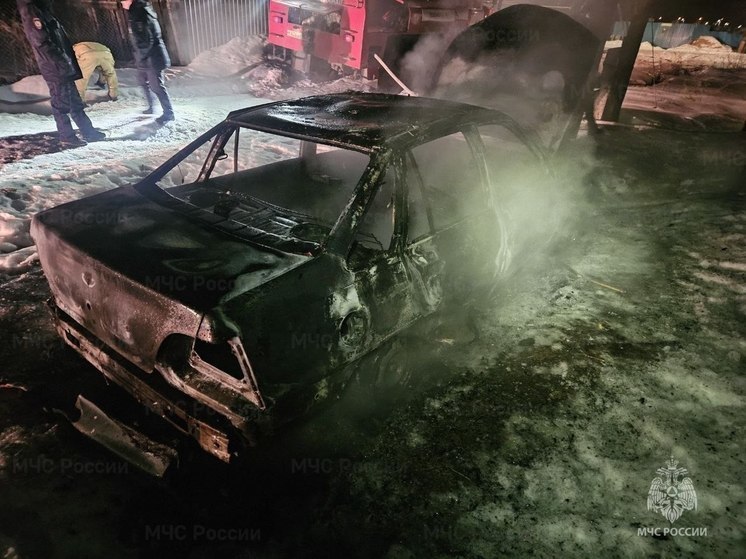 Легковушка загорелась в Канаше, предполагаемая версия - поджог